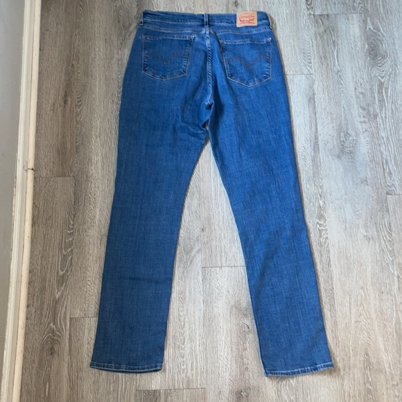 Levi’s Classic Straight Jeans denim
Jeans size 30 medium blue wash pants - Picture 6 of 8